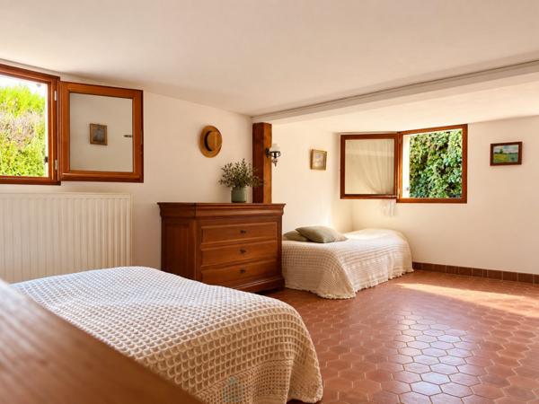 VÉTHEUIL – Maison individuelle avec jardin, garage et vue sur le village