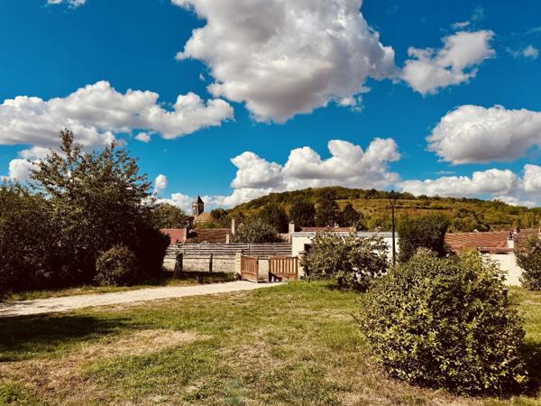 VÉTHEUIL – Maison individuelle avec jardin, garage et vue sur le village