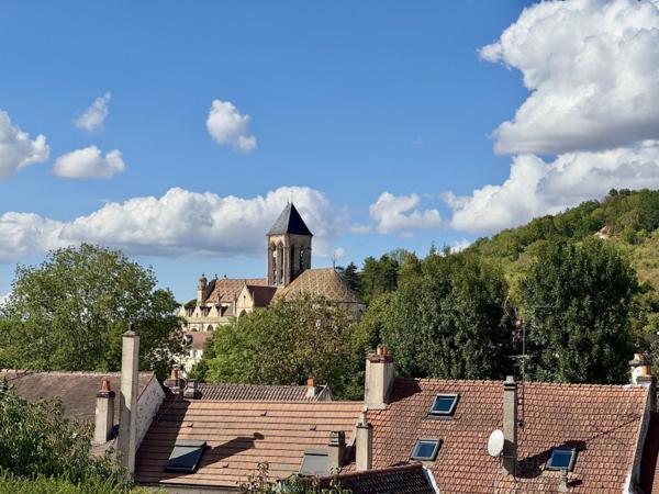 VÉTHEUIL – Maison individuelle avec jardin, garage et vue sur le village