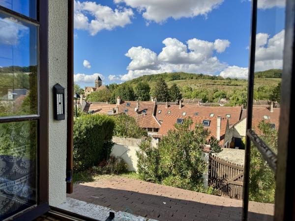 VÉTHEUIL – Maison individuelle avec jardin, garage et vue sur le village