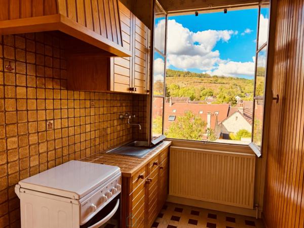 VÉTHEUIL – Maison individuelle avec jardin, garage et vue sur le village
