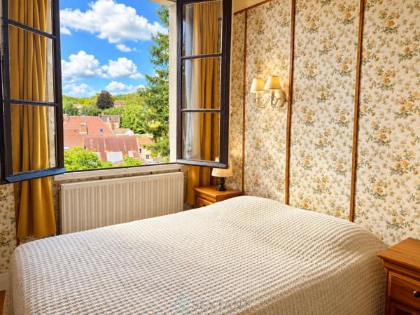 VÉTHEUIL – Maison individuelle avec jardin, garage et vue sur le village