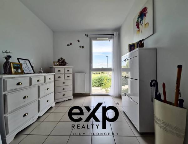 Appartement T3 avec balcon, piscine, parking et garage double inclus