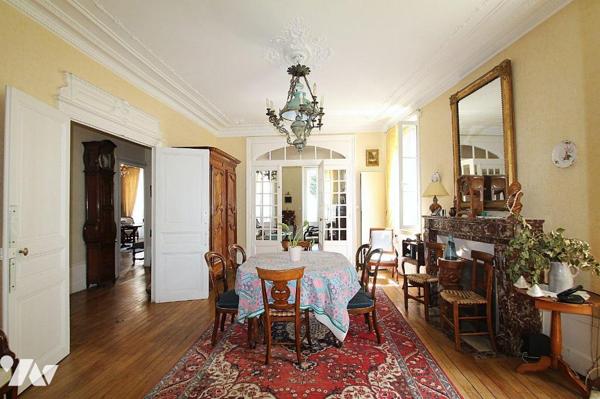 En centre ville, hors secteur piétonnier, au 1er étage d'une petite copropriété, appartement de...