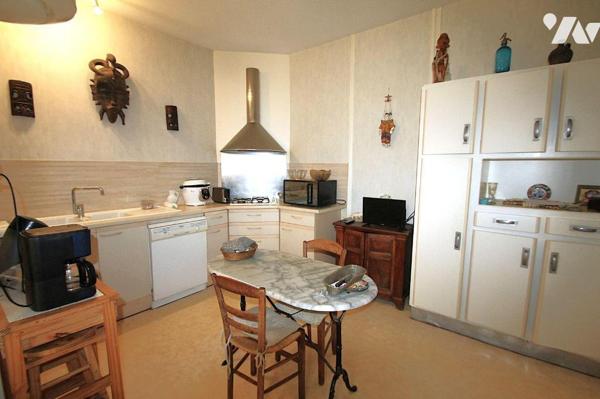 En centre ville, hors secteur piétonnier, au 1er étage d'une petite copropriété, appartement de...