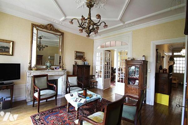 En centre ville, hors secteur piétonnier, au 1er étage d'une petite copropriété, appartement de...