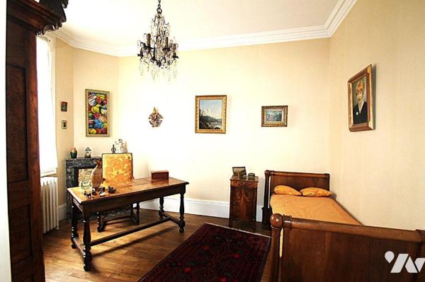 En centre ville, hors secteur piétonnier, au 1er étage d'une petite copropriété, appartement de...