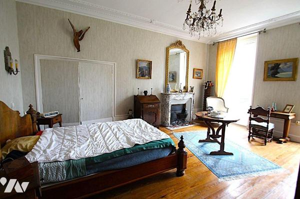 En centre ville, hors secteur piétonnier, au 1er étage d'une petite copropriété, appartement de...