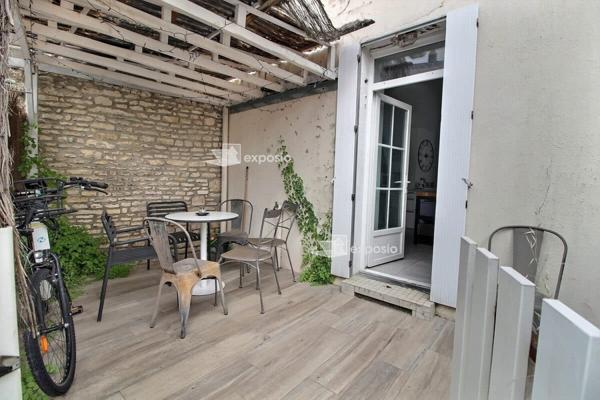 Maison de centre-ville avec jardin et stationnements