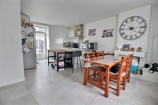 Maison de centre-ville avec jardin et stationnements
