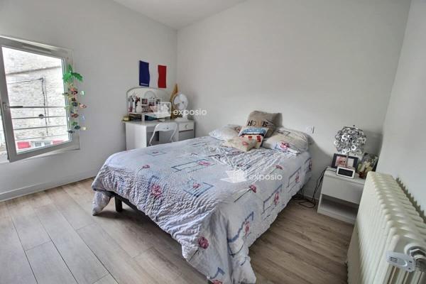Maison de centre-ville avec jardin et stationnements