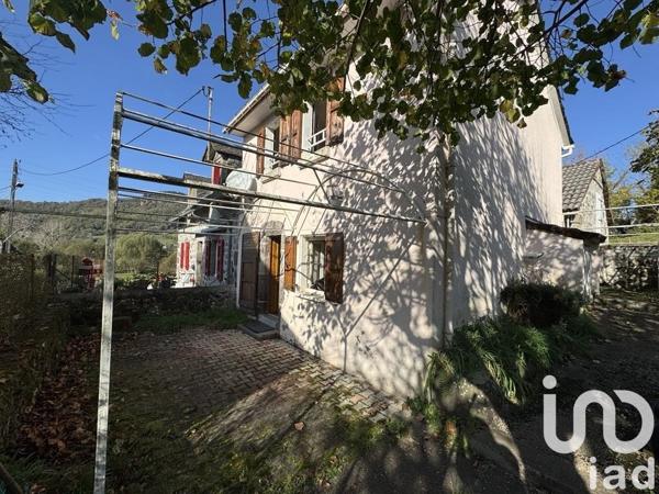 Maison traditionnelle 4 pièces de 90 m² à Vic-sur-Cère (15800)