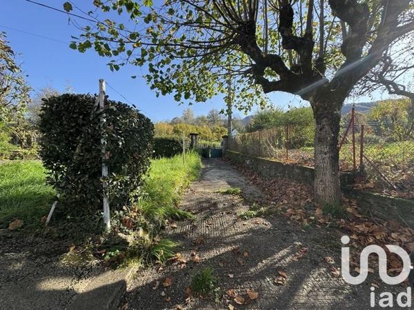 Maison traditionnelle 4 pièces de 90 m² à Vic-sur-Cère (15800)