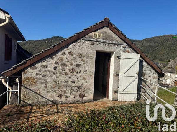 Maison traditionnelle 4 pièces de 90 m² à Vic-sur-Cère (15800)