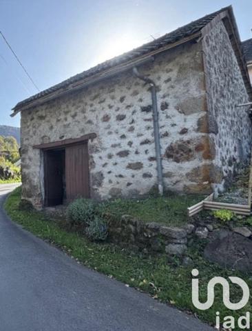 Maison traditionnelle 4 pièces de 90 m² à Vic-sur-Cère (15800)