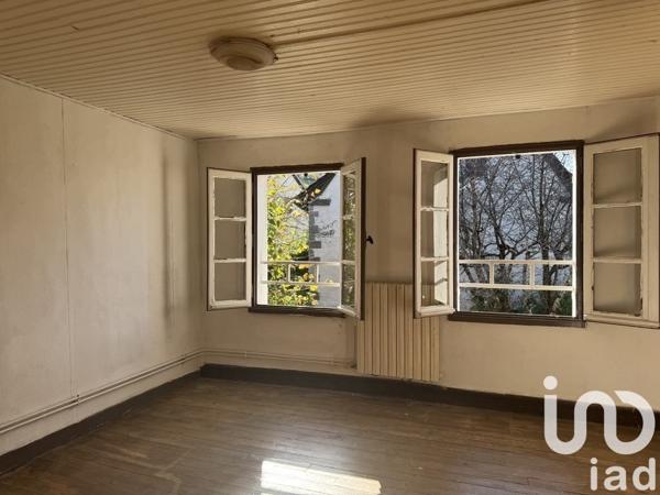 Maison traditionnelle 4 pièces de 90 m² à Vic-sur-Cère (15800)