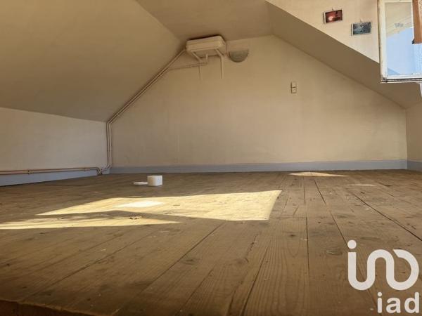 Maison traditionnelle 4 pièces de 90 m² à Vic-sur-Cère (15800)