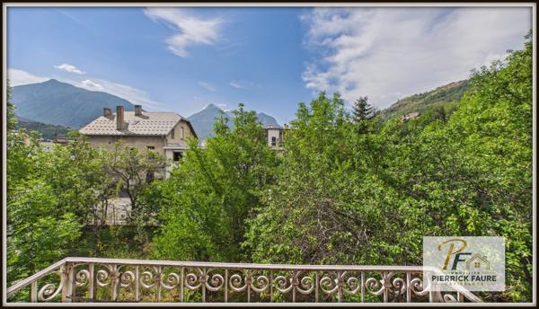 BRIANÇON – Maison historique de 193,67 m² à rénover, jardin arboré et vue montagne