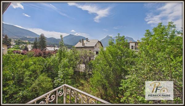 BRIANÇON – Maison historique de 193,67 m² à rénover, jardin arboré et vue montagne