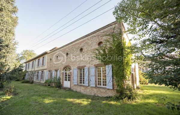 Anna Morra vous propose à Aussonne, dans un environnement calme et recherché, ce duplex T4 de 74,50 m² mitoyen des deux côtés avec jardinet privatif, situé au sein d’une bâtisse de caractère entièrement réhabilitée.

Ce bien offre un cadre de vie idéal, alliant charme de l’ancien et confort moderne.
Un intérieur fonctionnel et lumineux pour une qualité de vie exceptionnelle.

Au rez-de-chaussée, vous découvrirez une entrée ouvrant sur une belle pièce de vie d’environ 38 m² avec cuisine ouverte aménagée et un WC indépendant.
À l’étage, l’espace nuit se compose de 3 chambres et d’une salle d’eau avec WC.
Vous profiterez d’un jardinet privatif de plus de 30 m², parfait pour vos moments de détente en famille ou entre amis.

Des prestations de qualité :
Le logement sera livré clé en main, avec des prestations modernes :
Isolation complète (murs et toiture)
Menuiseries neuves (PVC ou aluminium)
Électricité conforme NF C 15-100 + fibre
Cuisine équipée (modifiable)
Salle d’eau aménagée (douche, meuble vasque, miroir)
Parquet dans les pièces de vie
Carrelage dans les pièces humides
Velux motorisés selon les lots
Pré-équipement pour climatisation (PAC air-air)
Extérieurs (selon lots) : jardin aménagé avec point d’eau, prise et éclairage

Performance énergétique visée :
DPE B

Possibilité de personnalisation selon vos envies (avec supplément)
Une résidence à taille humaine
Situé au sein d’une copropriété de 12 logements, ce bien bénéficie :
de 2 places de stationnement
d’un environnement sécurisé
d’un cadre de vie agréable et résidentiel

Livraison prévisionnelle : début 2027

Assurance Dommages-Ouvrage
Garanties décennales

Idéal pour une résidence principale ou un investissement de qualité.
Opportunité rare sur le secteur – nombre de lots limité.