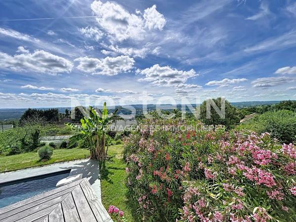 Maison atypique avec vue exceptionnelle sur les hauteurs d 'Allassac -3 chambres - sous-sol - garage - piscine -
