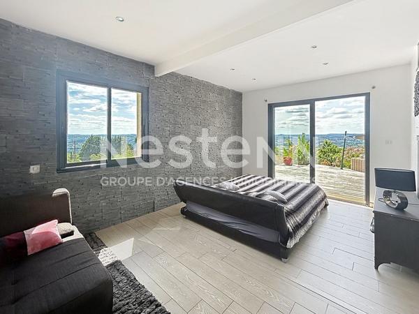 Maison atypique avec vue exceptionnelle sur les hauteurs d 'Allassac -3 chambres - sous-sol - garage - piscine -