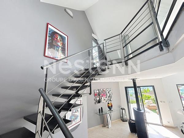 Maison atypique avec vue exceptionnelle sur les hauteurs d 'Allassac -3 chambres - sous-sol - garage - piscine -