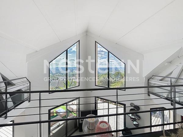 Maison atypique avec vue exceptionnelle sur les hauteurs d 'Allassac -3 chambres - sous-sol - garage - piscine -
