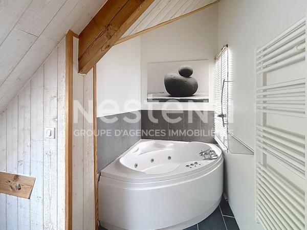 Maison atypique avec vue exceptionnelle sur les hauteurs d 'Allassac -3 chambres - sous-sol - garage - piscine -