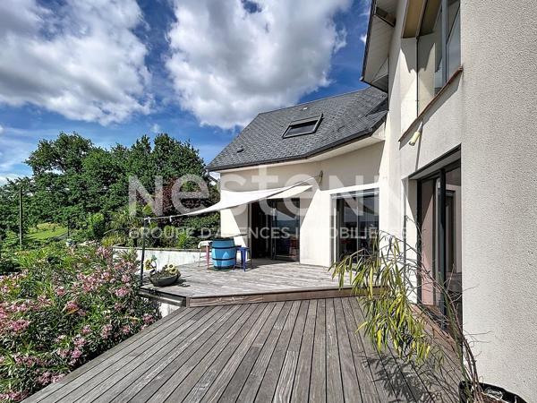 Maison atypique avec vue exceptionnelle sur les hauteurs d 'Allassac -3 chambres - sous-sol - garage - piscine -