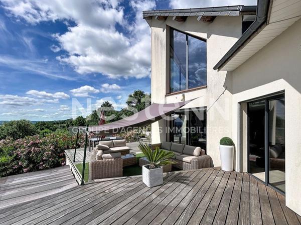 Maison atypique avec vue exceptionnelle sur les hauteurs d 'Allassac -3 chambres - sous-sol - garage - piscine -