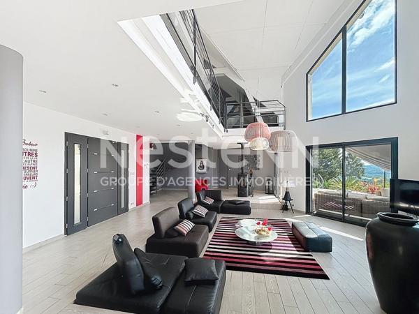 Maison atypique avec vue exceptionnelle sur les hauteurs d 'Allassac -3 chambres - sous-sol - garage - piscine -