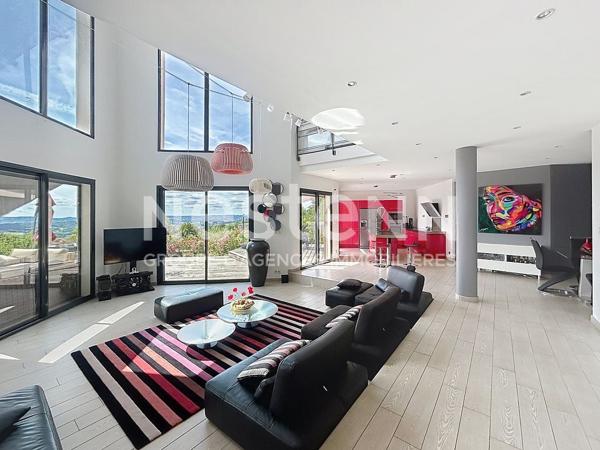 Maison atypique avec vue exceptionnelle sur les hauteurs d 'Allassac -3 chambres - sous-sol - garage - piscine -
