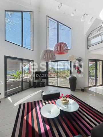 Maison atypique avec vue exceptionnelle sur les hauteurs d 'Allassac -3 chambres - sous-sol - garage - piscine -