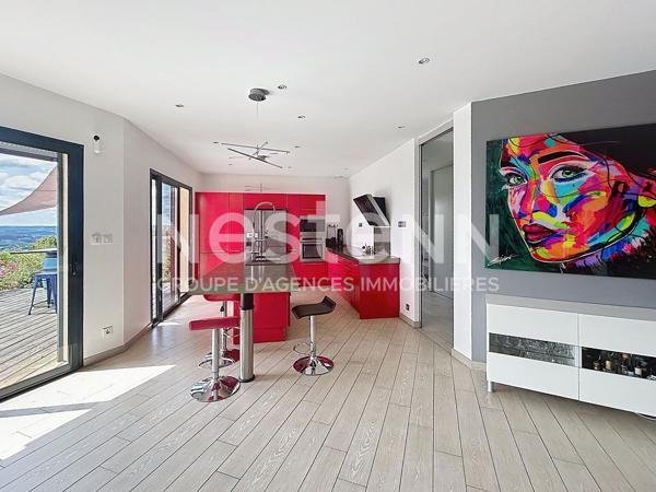 Maison atypique avec vue exceptionnelle sur les hauteurs d 'Allassac -3 chambres - sous-sol - garage - piscine -