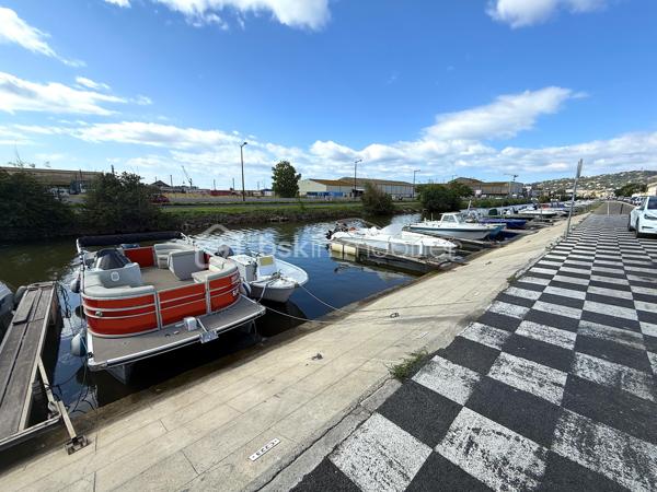 À vendre – Fond de commerce nautique --
Opportunité rare et unique sur le littoral : fond de commerce spécialisé dans les moteurs de bateaux, pièces détachées neufs ou d'occasions, entretien, réparation,  dépannage, hivernage, carénage, sorties et remises à l'eau, gardiennage ... 
En plus, également dans le projet de vente, en plein centre ville de Sète, une activité complémentaire de vente d’accessoires et pièces détachées pour tous types de bateaux. 
L'emplacement de la boutique en centre ville est stratégique proche du port de plaisance, le second bâtiment se situe sur un quai. La visibilité est parfaite pour les deux projets. 
Les locaux sont fonctionnels et entièrement équipé, il y a 5 places bateaux, une grue ainsi qu'un fourgon .... : l'ensemble reste pour la vente. 
Les installations mesurent pour le premier local : environ 450 m2 de cour et d'un hangar de 300 m2 environ pour le second local : environ 150m2.

Clientèle fidèle et récurrente, fort potentiel de développement: c'est une affaire clef en main qui fonctionne depuis plus de 40 ans. 
Idéal pour professionnel du nautisme ou investisseur souhaitant développer une activité rentable et passionnante.
Chiffre d’affaires évolutif et belle notoriété locale.