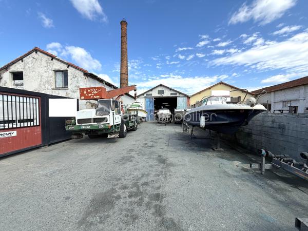 À vendre – Fond de commerce nautique --
Opportunité rare et unique sur le littoral : fond de commerce spécialisé dans les moteurs de bateaux, pièces détachées neufs ou d'occasions, entretien, réparation,  dépannage, hivernage, carénage, sorties et remises à l'eau, gardiennage ... 
En plus, également dans le projet de vente, en plein centre ville de Sète, une activité complémentaire de vente d’accessoires et pièces détachées pour tous types de bateaux. 
L'emplacement de la boutique en centre ville est stratégique proche du port de plaisance, le second bâtiment se situe sur un quai. La visibilité est parfaite pour les deux projets. 
Les locaux sont fonctionnels et entièrement équipé, il y a 5 places bateaux, une grue ainsi qu'un fourgon .... : l'ensemble reste pour la vente. 
Les installations mesurent pour le premier local : environ 450 m2 de cour et d'un hangar de 300 m2 environ pour le second local : environ 150m2.

Clientèle fidèle et récurrente, fort potentiel de développement: c'est une affaire clef en main qui fonctionne depuis plus de 40 ans. 
Idéal pour professionnel du nautisme ou investisseur souhaitant développer une activité rentable et passionnante.
Chiffre d’affaires évolutif et belle notoriété locale.