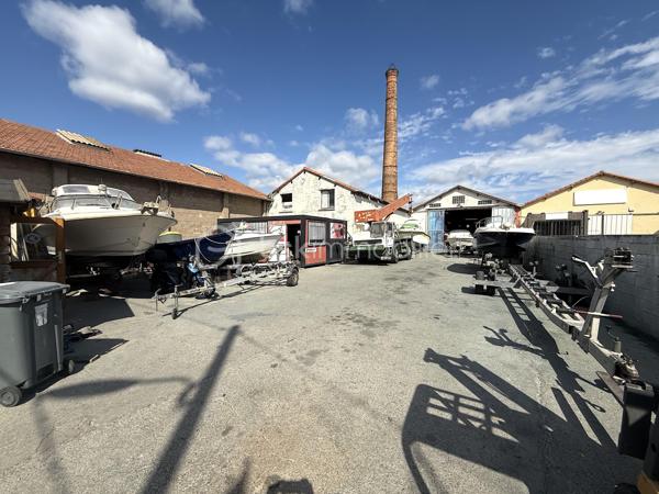 À vendre – Fond de commerce nautique --
Opportunité rare et unique sur le littoral : fond de commerce spécialisé dans les moteurs de bateaux, pièces détachées neufs ou d'occasions, entretien, réparation,  dépannage, hivernage, carénage, sorties et remises à l'eau, gardiennage ... 
En plus, également dans le projet de vente, en plein centre ville de Sète, une activité complémentaire de vente d’accessoires et pièces détachées pour tous types de bateaux. 
L'emplacement de la boutique en centre ville est stratégique proche du port de plaisance, le second bâtiment se situe sur un quai. La visibilité est parfaite pour les deux projets. 
Les locaux sont fonctionnels et entièrement équipé, il y a 5 places bateaux, une grue ainsi qu'un fourgon .... : l'ensemble reste pour la vente. 
Les installations mesurent pour le premier local : environ 450 m2 de cour et d'un hangar de 300 m2 environ pour le second local : environ 150m2.

Clientèle fidèle et récurrente, fort potentiel de développement: c'est une affaire clef en main qui fonctionne depuis plus de 40 ans. 
Idéal pour professionnel du nautisme ou investisseur souhaitant développer une activité rentable et passionnante.
Chiffre d’affaires évolutif et belle notoriété locale.