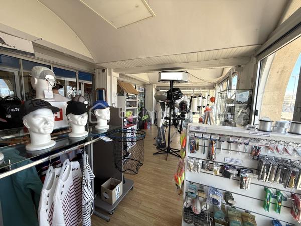 À vendre – Fond de commerce nautique --
Opportunité rare et unique sur le littoral : fond de commerce spécialisé dans les moteurs de bateaux, pièces détachées neufs ou d'occasions, entretien, réparation,  dépannage, hivernage, carénage, sorties et remises à l'eau, gardiennage ... 
En plus, également dans le projet de vente, en plein centre ville de Sète, une activité complémentaire de vente d’accessoires et pièces détachées pour tous types de bateaux. 
L'emplacement de la boutique en centre ville est stratégique proche du port de plaisance, le second bâtiment se situe sur un quai. La visibilité est parfaite pour les deux projets. 
Les locaux sont fonctionnels et entièrement équipé, il y a 5 places bateaux, une grue ainsi qu'un fourgon .... : l'ensemble reste pour la vente. 
Les installations mesurent pour le premier local : environ 450 m2 de cour et d'un hangar de 300 m2 environ pour le second local : environ 150m2.

Clientèle fidèle et récurrente, fort potentiel de développement: c'est une affaire clef en main qui fonctionne depuis plus de 40 ans. 
Idéal pour professionnel du nautisme ou investisseur souhaitant développer une activité rentable et passionnante.
Chiffre d’affaires évolutif et belle notoriété locale.