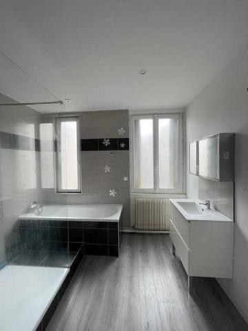 REF 12063- 24 BOULEVARD CARNOT - F3 AU 2EME