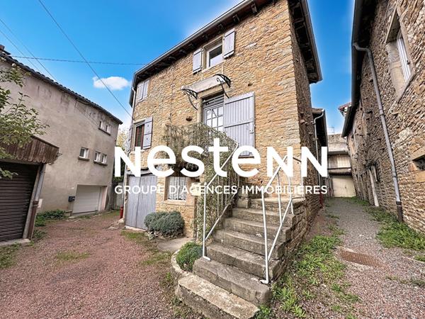 A vendre : Charmante maison de village avec cour intérieure LA ROCHE VINEUSE