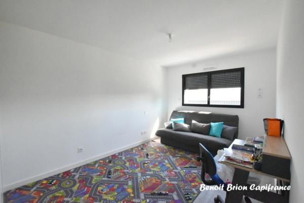 Maison contemporaine de 200 m² avec piscine, sur un terrain de 1300 m²