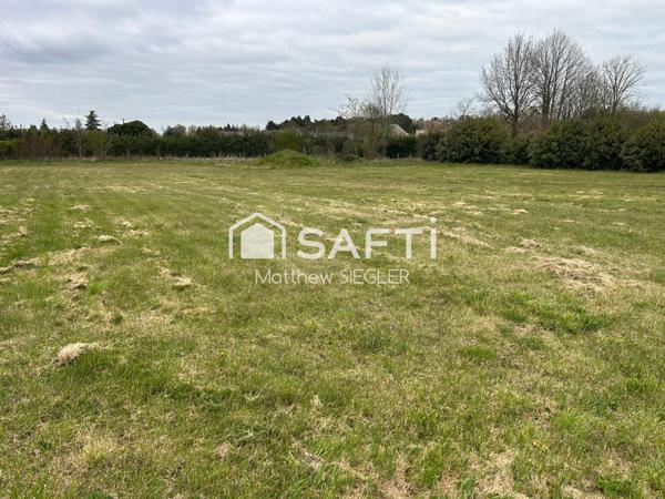 Terrain à bâtir de 2 021 m² situé à Gizeux, dans un environnement calme et verdoyant, idéal pour concrétiser votre projet de maison à la campagne