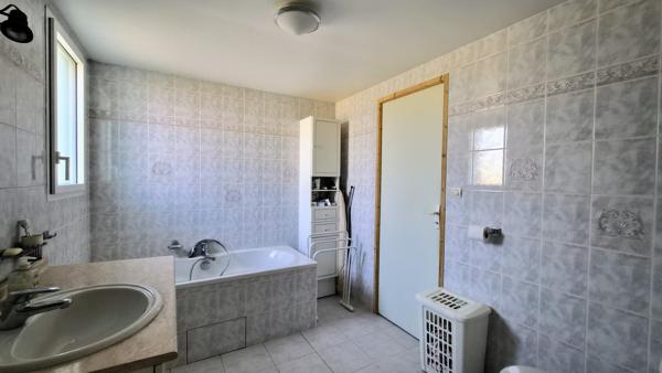 LA ROCHELLE – MAISON DE PLAIN-PIED À RÉNOVER AVEC JARDIN ET FORT POTENTIEL
