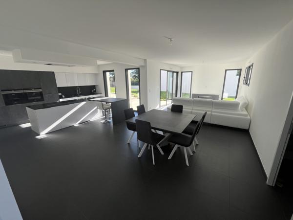 – 5 chambres avec salles d’eau privatives