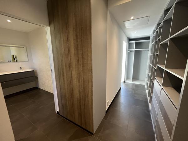 – 5 chambres avec salles d’eau privatives