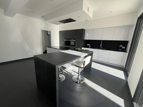 – 5 chambres avec salles d’eau privatives