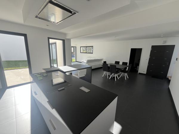 – 5 chambres avec salles d’eau privatives