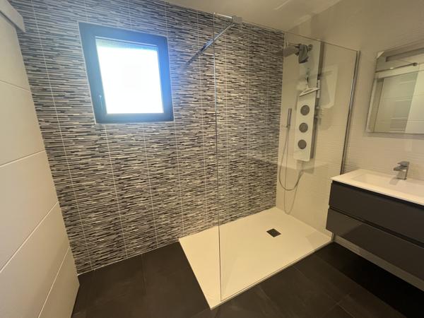 – 5 chambres avec salles d’eau privatives