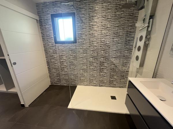 – 5 chambres avec salles d’eau privatives
